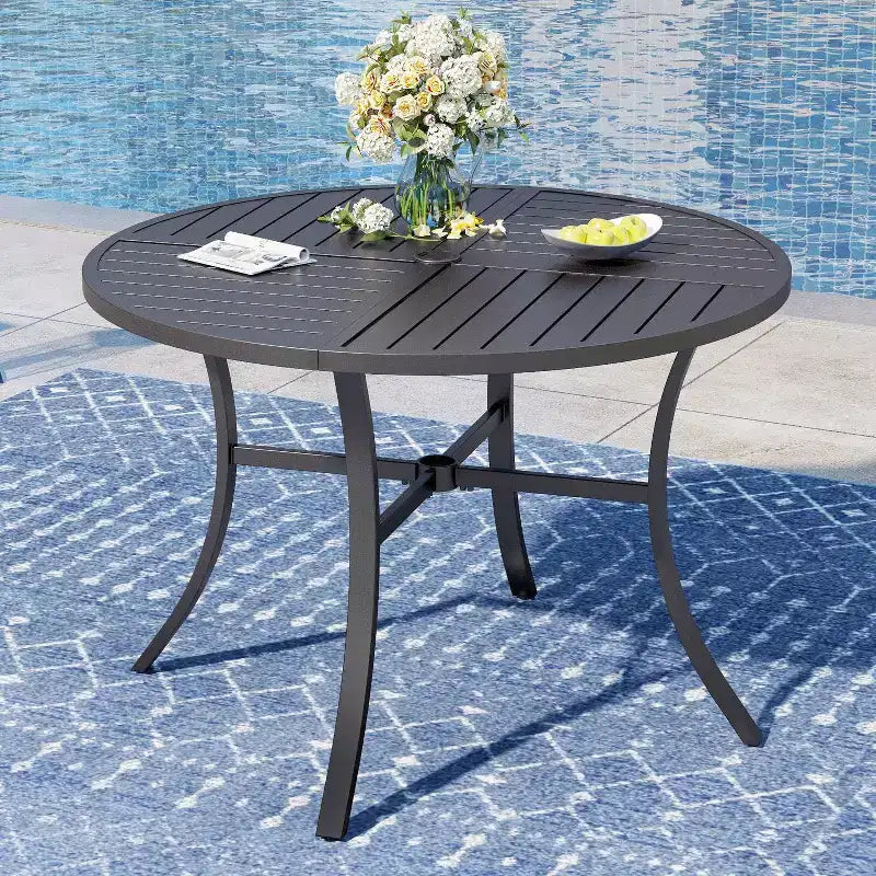 Ensemble de salle à manger d'extérieur Captiva Designs avec table en acier à lattes et chaises en métal avec coussins