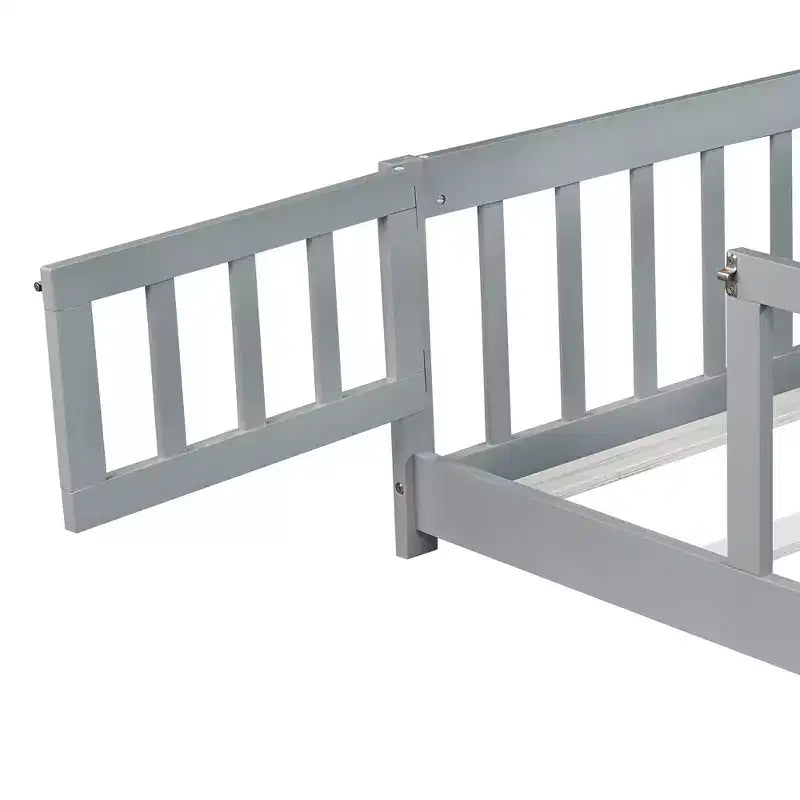 Lit au sol pleine grandeur avec clôture et porte, lit au sol en bois d'hévéa avec garde-corps gris