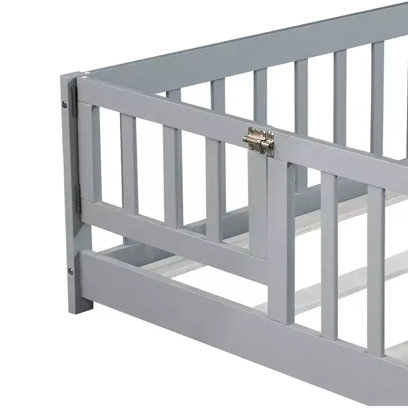 Lit au sol pleine grandeur avec clôture et porte, lit au sol en bois d'hévéa avec garde-corps gris
