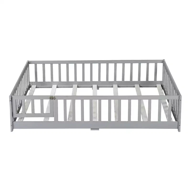 Lit au sol pleine grandeur avec clôture et porte, lit au sol en bois d'hévéa avec garde-corps gris