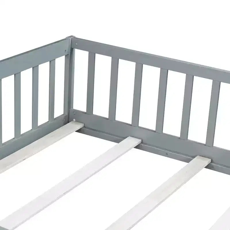Lit au sol pleine grandeur avec clôture et porte, lit au sol en bois d'hévéa avec garde-corps gris