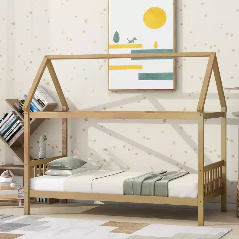 Lit jumeau en hévéa avec cadre en forme de maison beige