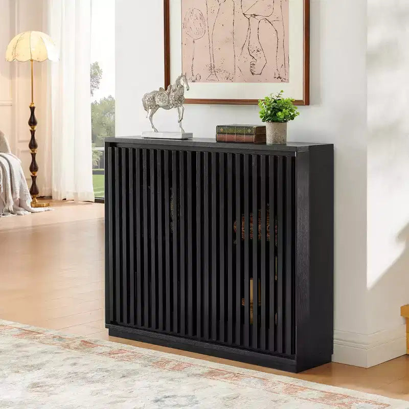 Buffet moderne du milieu du siècle évidé et cannelé avec 2 trous de sortie pour le couloir de l'entrée Noir