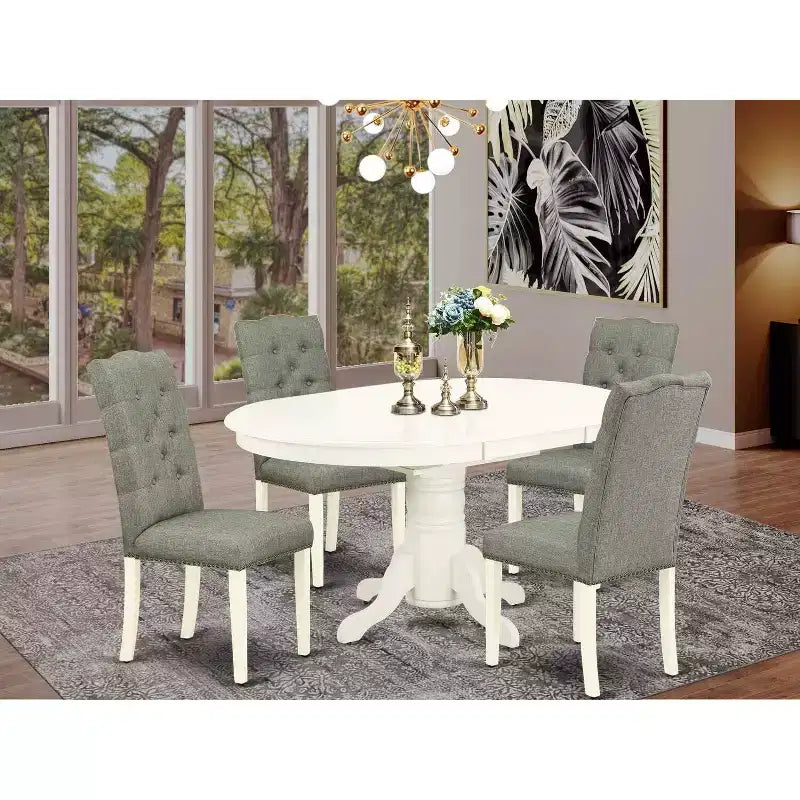 Ensemble de salle à manger HomeStock 5 pièces, table à dessus en bois massif fini blanc lin de forme ovale avec 4 chaises style Parson et rallonge papillon