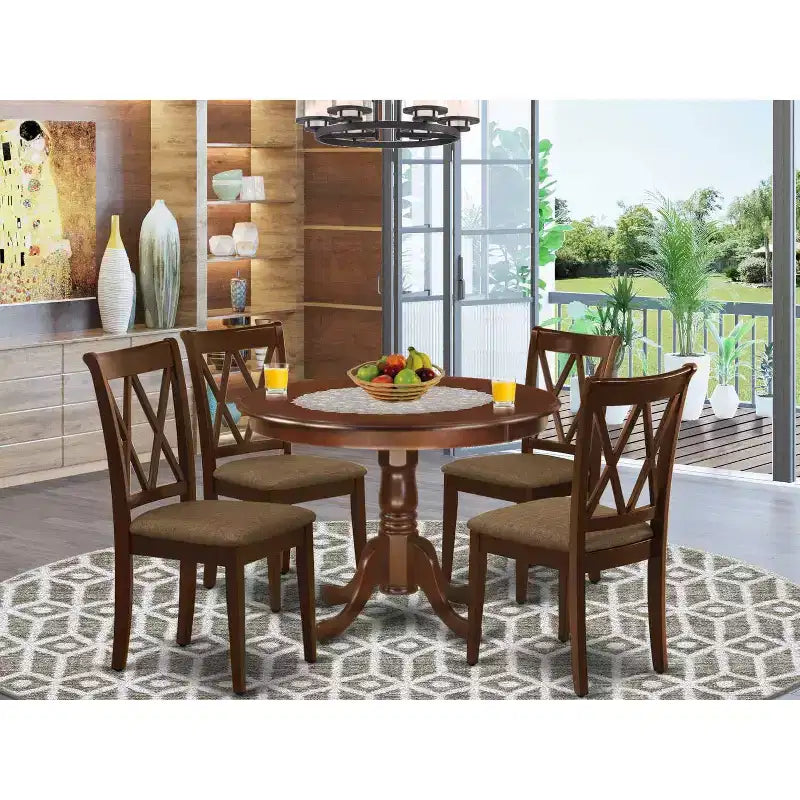 Table à manger ronde 5 pièces HomeStock avec plateau en bois massif finition acajou et 4 chaises à dossier croisé