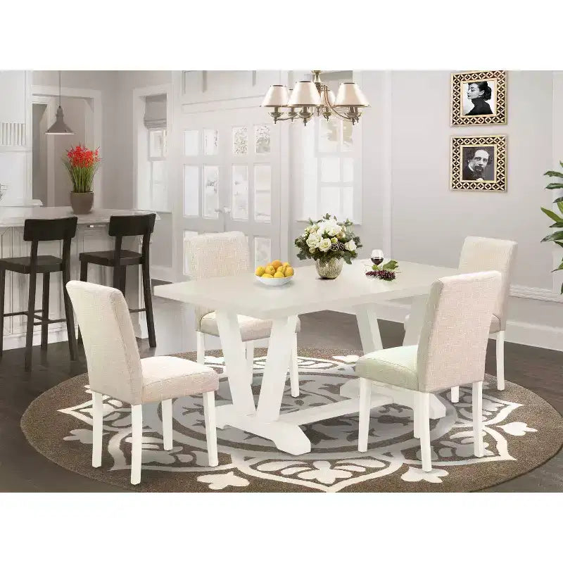 Table à manger rectangulaire 5 pièces HomeStock en chêne naturel avec plateau en bois massif et 4 chaises Parson