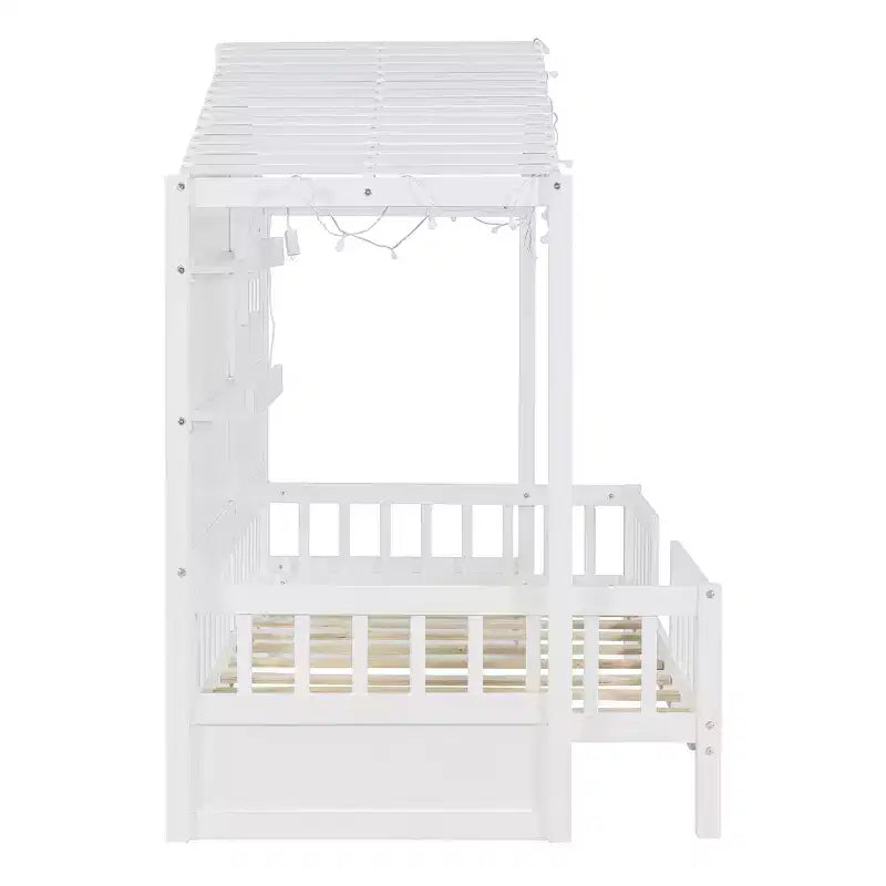 Lit cabane double avec étagères de rangement et barrières, cadre de lit Montessori en bois pour enfants avec fenêtre et bande lumineuse scintillante