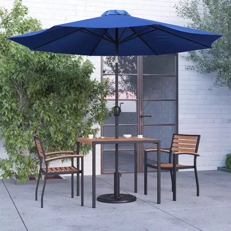 Ensemble de salle à manger Merrick Lane cinq pièces en teck synthétique pour patio, comprenant une table, deux fauteuils de club, un parasol de 2,74 m et sa base