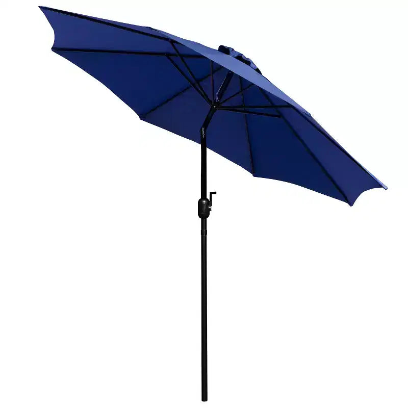 Ensemble de salle à manger Merrick Lane cinq pièces en teck synthétique pour patio, comprenant une table, deux fauteuils de club, un parasol de 2,74 m et sa base