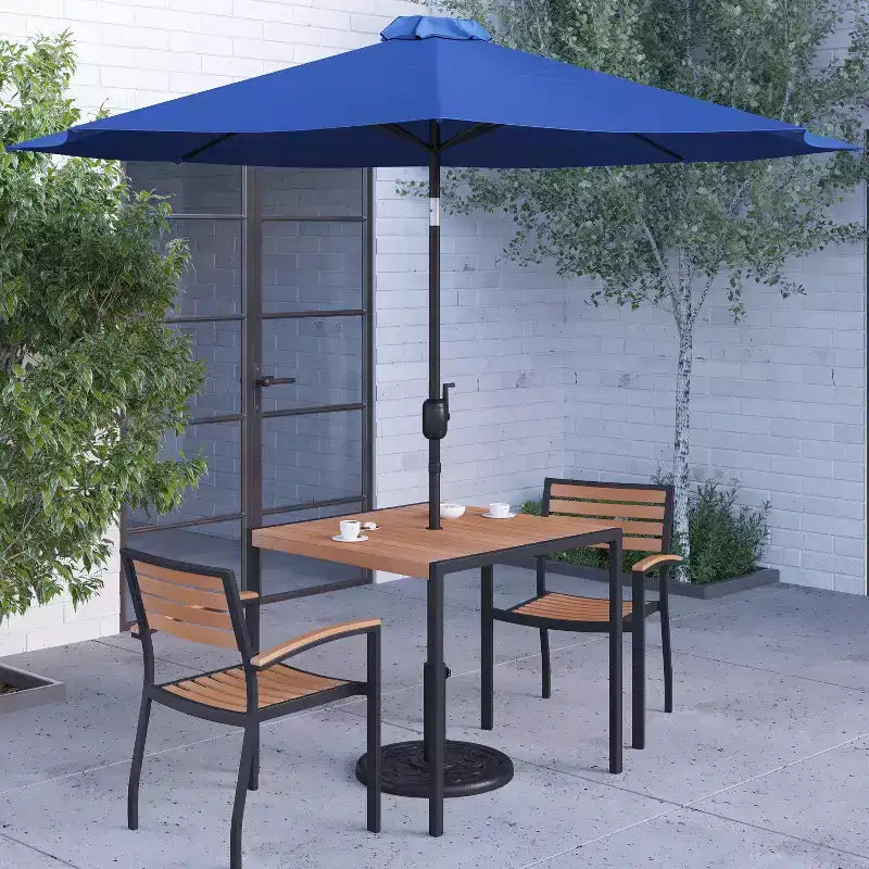 Ensemble de salle à manger Merrick Lane cinq pièces en teck synthétique pour patio, comprenant une table, deux fauteuils de club, un parasol de 2,74 m et sa base