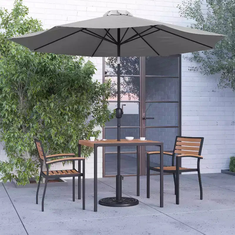 Ensemble de salle à manger Merrick Lane cinq pièces en teck synthétique pour patio, comprenant une table, deux fauteuils de club, un parasol de 2,74 m et sa base