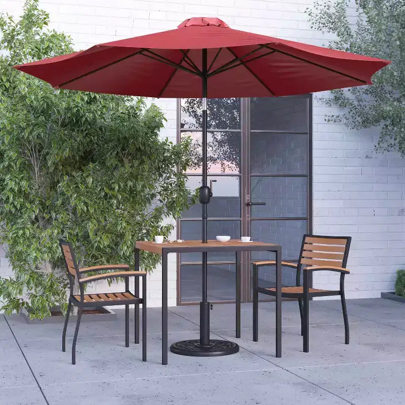 Ensemble de salle à manger Merrick Lane cinq pièces en teck synthétique pour patio, comprenant une table, deux fauteuils de club, un parasol de 2,74 m et sa base