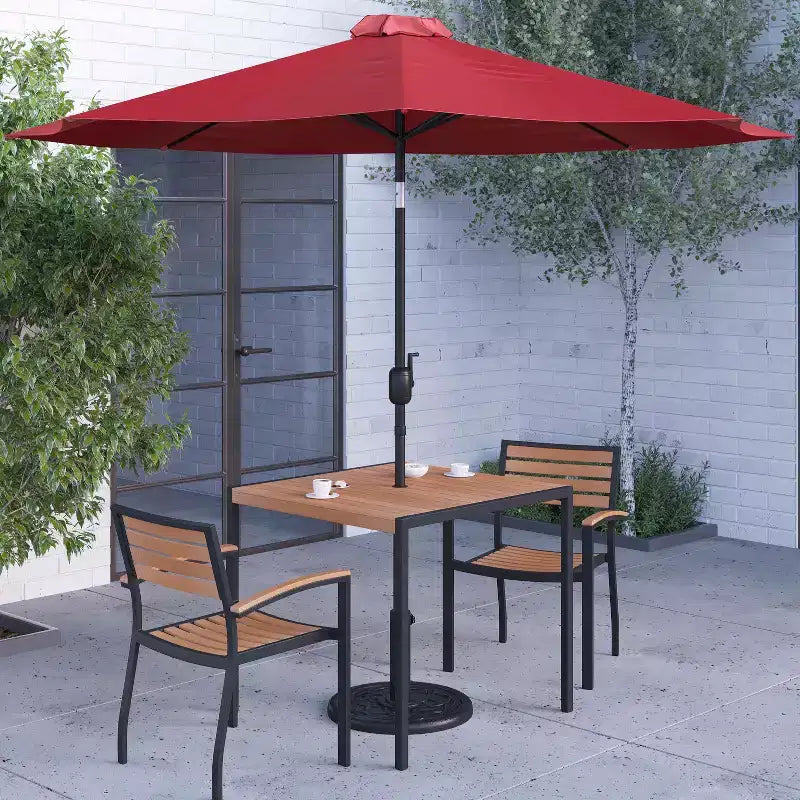 Ensemble de salle à manger Merrick Lane cinq pièces en teck synthétique pour patio, comprenant une table, deux fauteuils de club, un parasol de 2,74 m et sa base