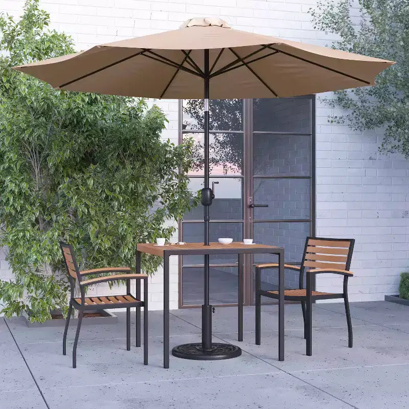 Ensemble de salle à manger Merrick Lane cinq pièces en teck synthétique pour patio, comprenant une table, deux fauteuils de club, un parasol de 2,74 m et sa base