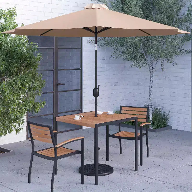 Ensemble de salle à manger Merrick Lane cinq pièces en teck synthétique pour patio, comprenant une table, deux fauteuils de club, un parasol de 2,74 m et sa base