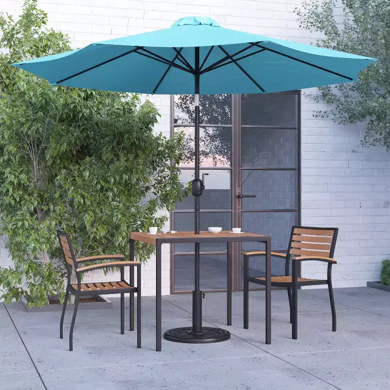 Ensemble de salle à manger Merrick Lane cinq pièces en teck synthétique pour patio, comprenant une table, deux fauteuils de club, un parasol de 2,74 m et sa base