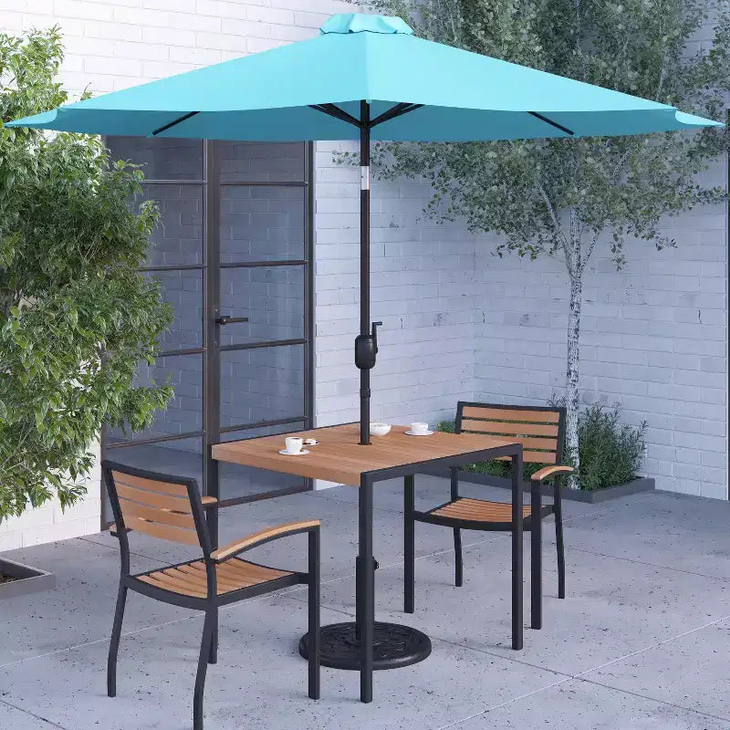 Ensemble de salle à manger Merrick Lane cinq pièces en teck synthétique pour patio, comprenant une table, deux fauteuils de club, un parasol de 2,74 m et sa base