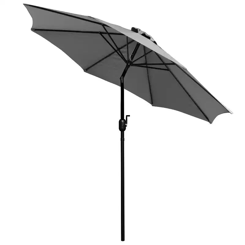 Ensemble de salle à manger Merrick Lane cinq pièces en teck synthétique pour patio, comprenant une table, deux fauteuils de club, un parasol de 2,74 m et sa base