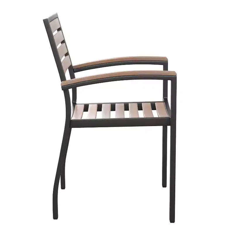 Ensemble de salle à manger Merrick Lane cinq pièces en teck synthétique pour patio, comprenant une table, deux fauteuils de club, un parasol de 2,74 m et sa base