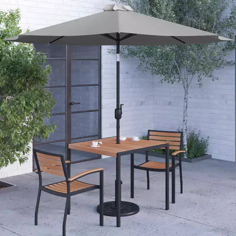 Ensemble de salle à manger Merrick Lane cinq pièces en teck synthétique pour patio, comprenant une table, deux fauteuils de club, un parasol de 2,74 m et sa base