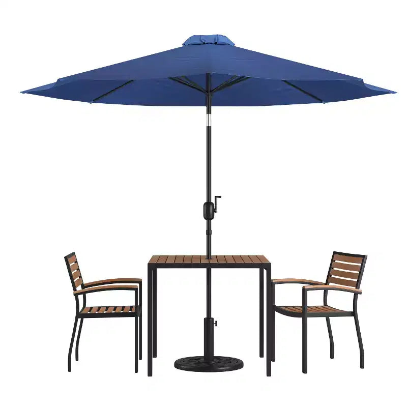 Ensemble de salle à manger Merrick Lane cinq pièces en teck synthétique pour patio, comprenant une table, deux fauteuils de club, un parasol de 2,74 m et sa base