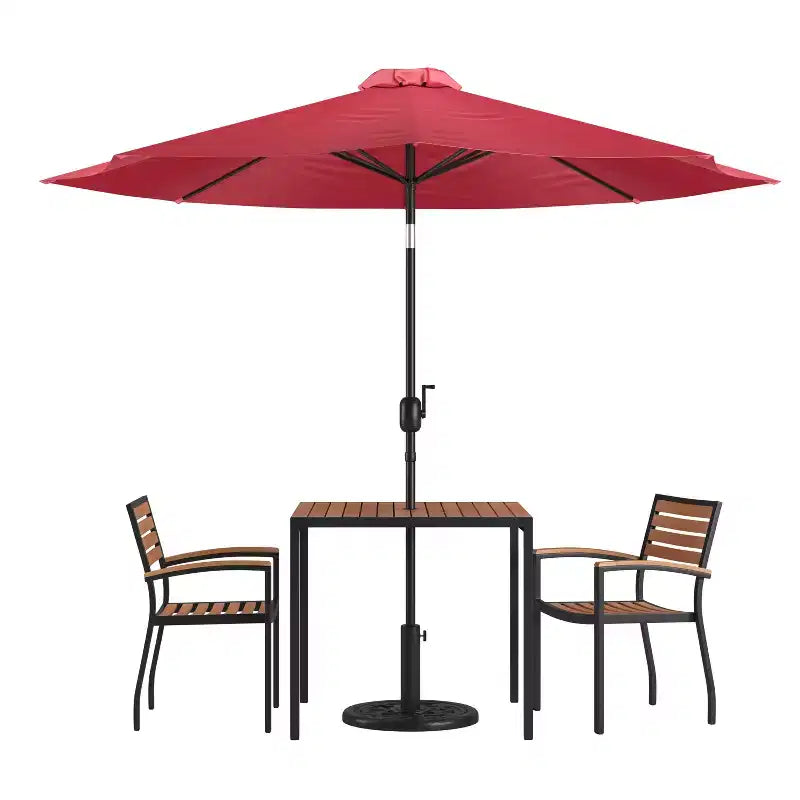 Ensemble de salle à manger Merrick Lane cinq pièces en teck synthétique pour patio, comprenant une table, deux fauteuils de club, un parasol de 2,74 m et sa base