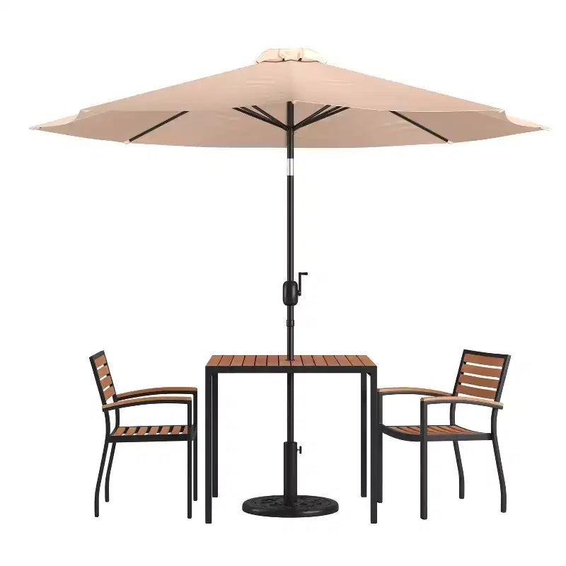 Ensemble de salle à manger Merrick Lane cinq pièces en teck synthétique pour patio, comprenant une table, deux fauteuils de club, un parasol de 2,74 m et sa base