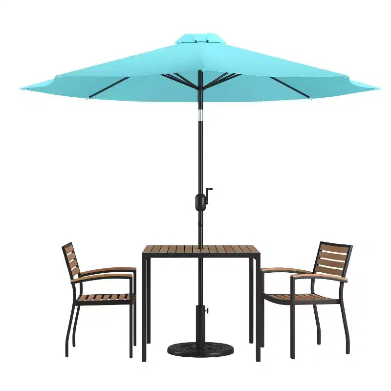 Ensemble de salle à manger Merrick Lane cinq pièces en teck synthétique pour patio, comprenant une table, deux fauteuils de club, un parasol de 2,74 m et sa base