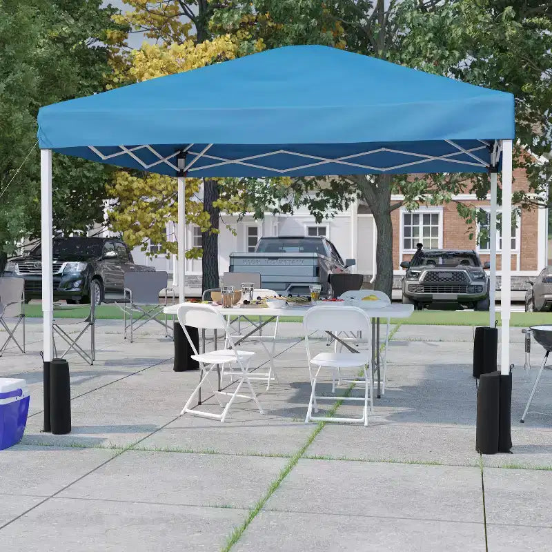 Ensemble tente de hayon/événement portable Flash Furniture - Tente à auvent escamotable à roulettes 10'x10', table pliante en deux de 6 pieds, 4 chaises pliantes