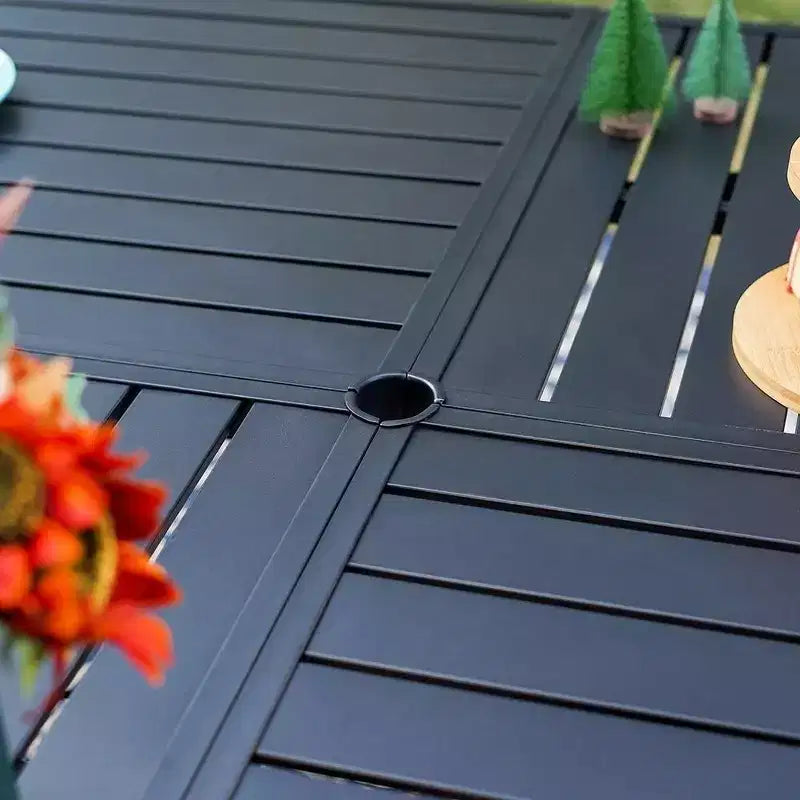 Captiva Designs Ensemble de salle à manger d'extérieur 9 pièces avec table carrée spacieuse à lattes en métal avec trou pour parasol et 8 chaises pliantes inclinables