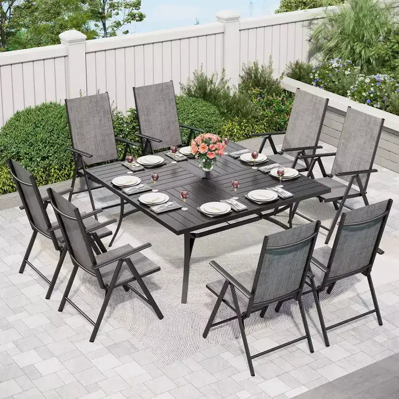 Captiva Designs Ensemble de salle à manger d'extérieur 9 pièces avec table carrée spacieuse à lattes en métal avec trou pour parasol et 8 chaises pliantes inclinables