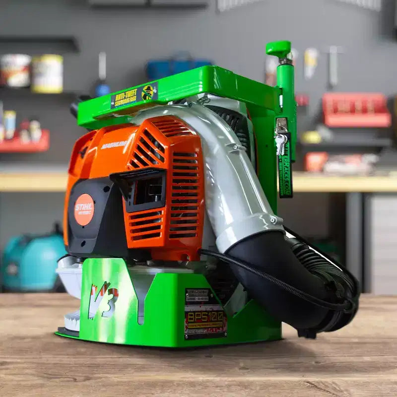 Rangement utilitaire antivol pour souffleur à feuilles à dos, de style sac à dos, pour remorques et garages.