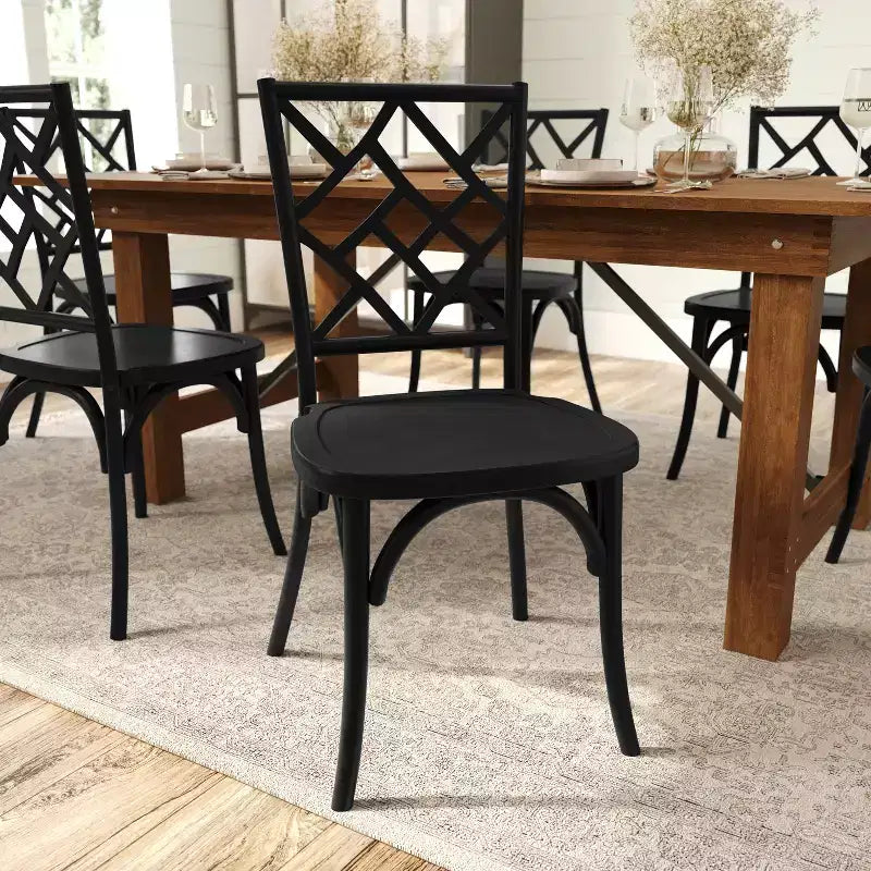 Lot de 2 chaises de salle à manger en bois massif avec conception empilable, dossier orné et finition élégante